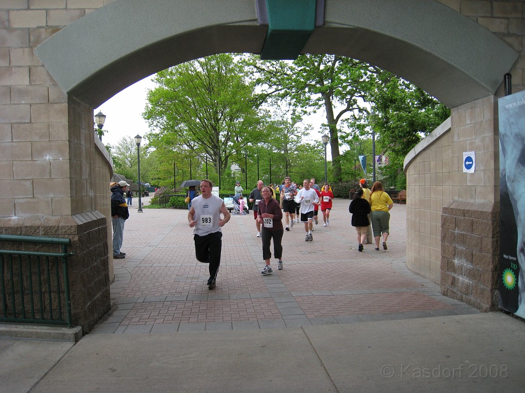 Dart Frog Dash 08 0181.jpg - One lap down, coming into the arch below the foot bridge. I am rapidly  losing ground to  gaining on everyone.